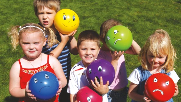 Cómo potenciar el equilibrio de los niños con pelotas saltarinas 