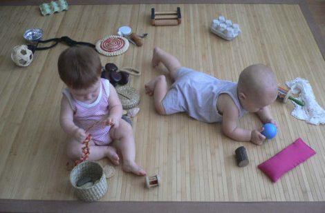 bebés jugando