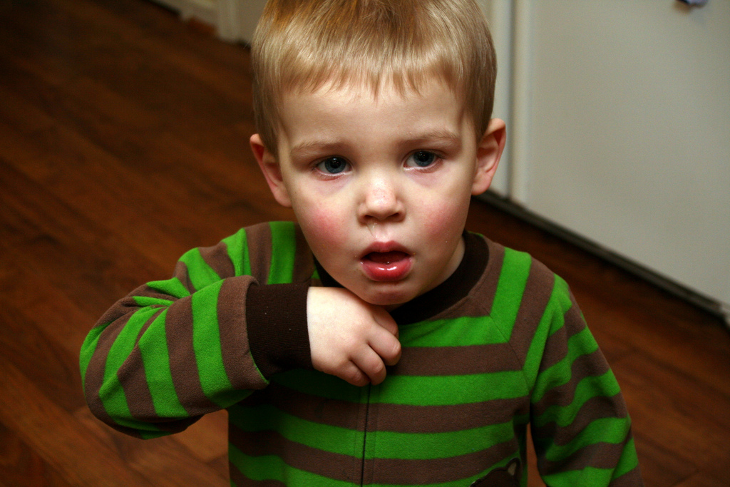 niño tosiendo