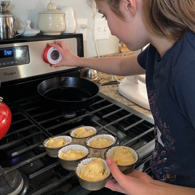 niña cocinando con un time timer