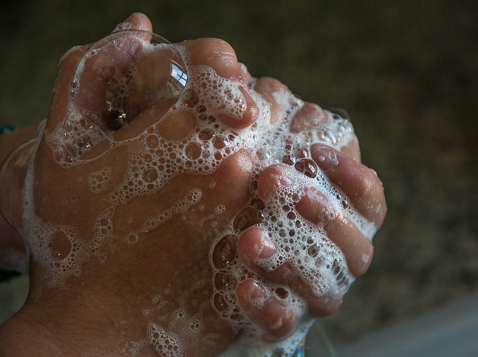 Lavarse las manos con agua y jabón excluye la sarna?