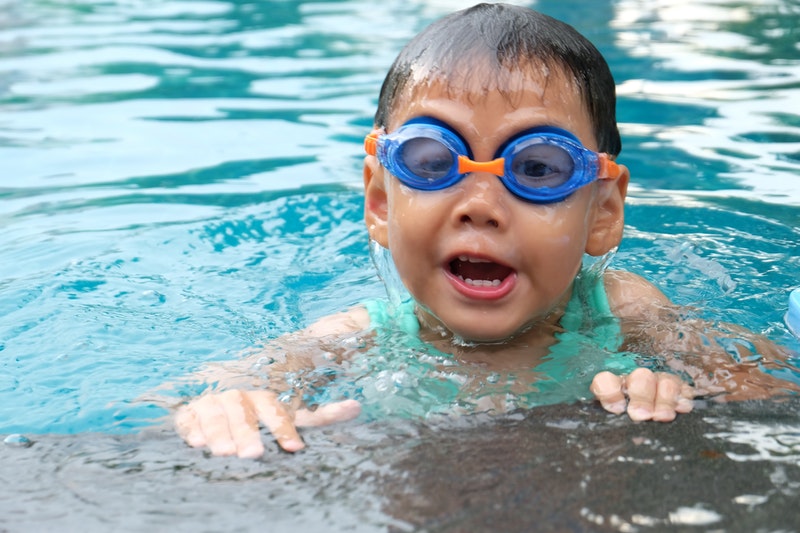 niño en la piscina