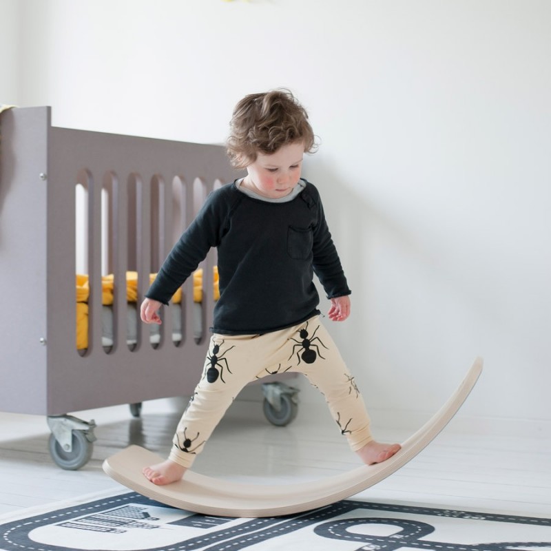 niño balanceandose sobre una tabla wobbel