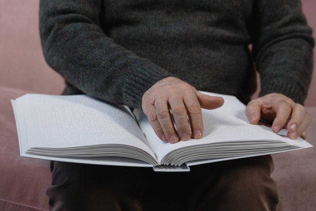 persona invidente leyendo braille