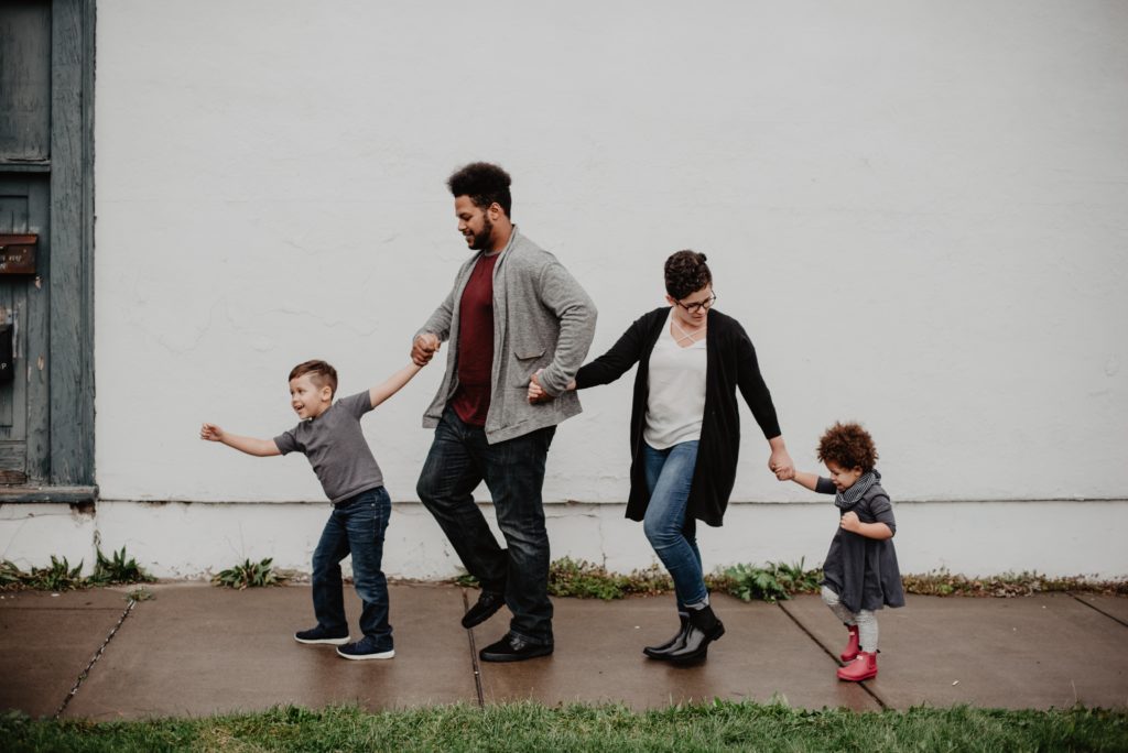 una familia con dos hijos