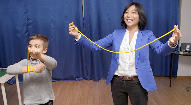 La creadora de la escuela de magia Abracadabra, Huang Zheng, con uno de los alumnos. (Foto: Peio García)