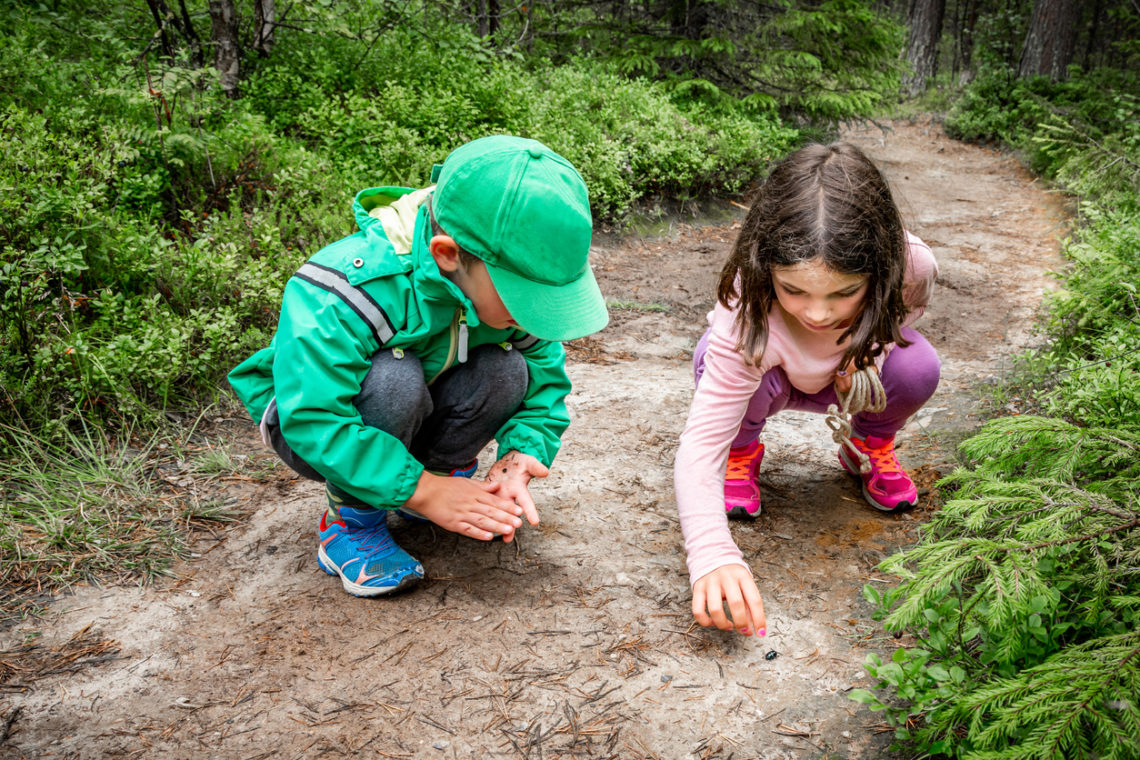 Niños jugando en un camino de tierra