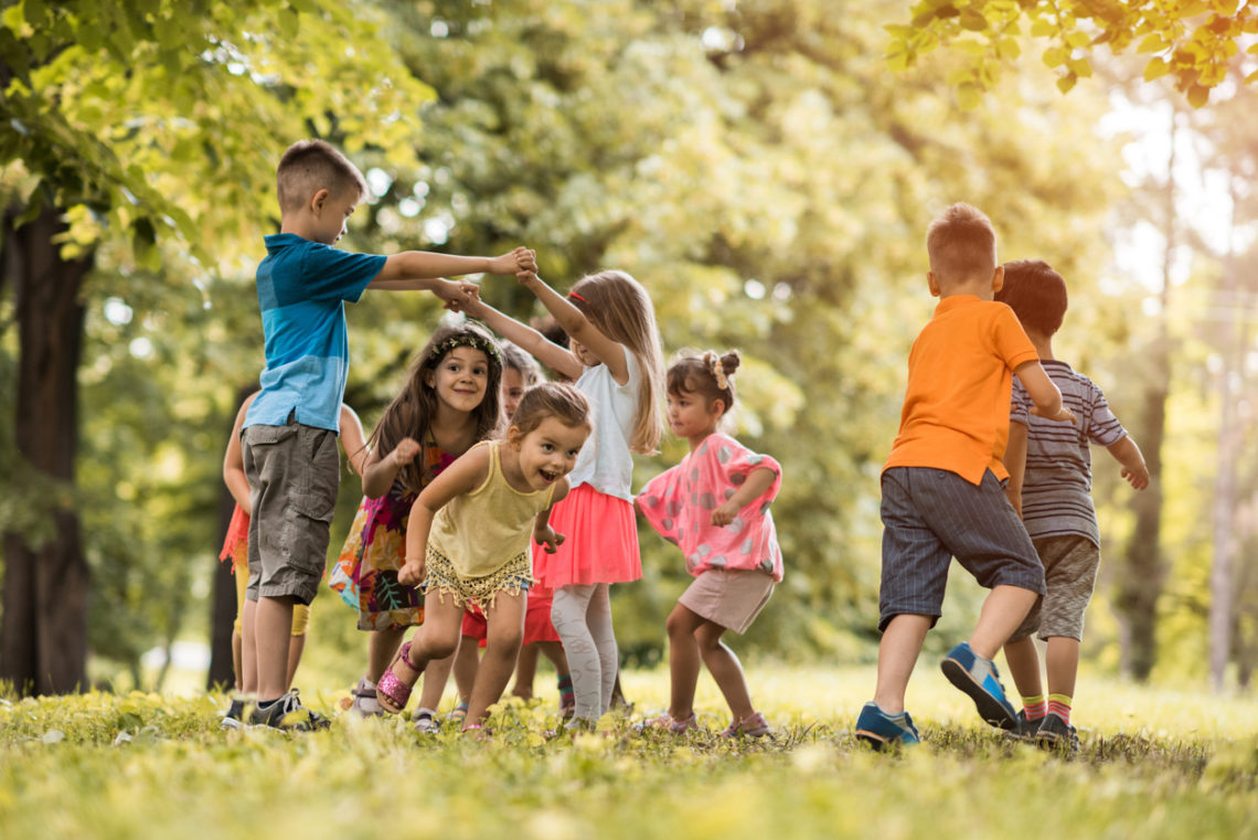 niños jugando en el exterior