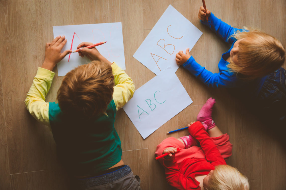 niños haciendo dibujos en el suelo