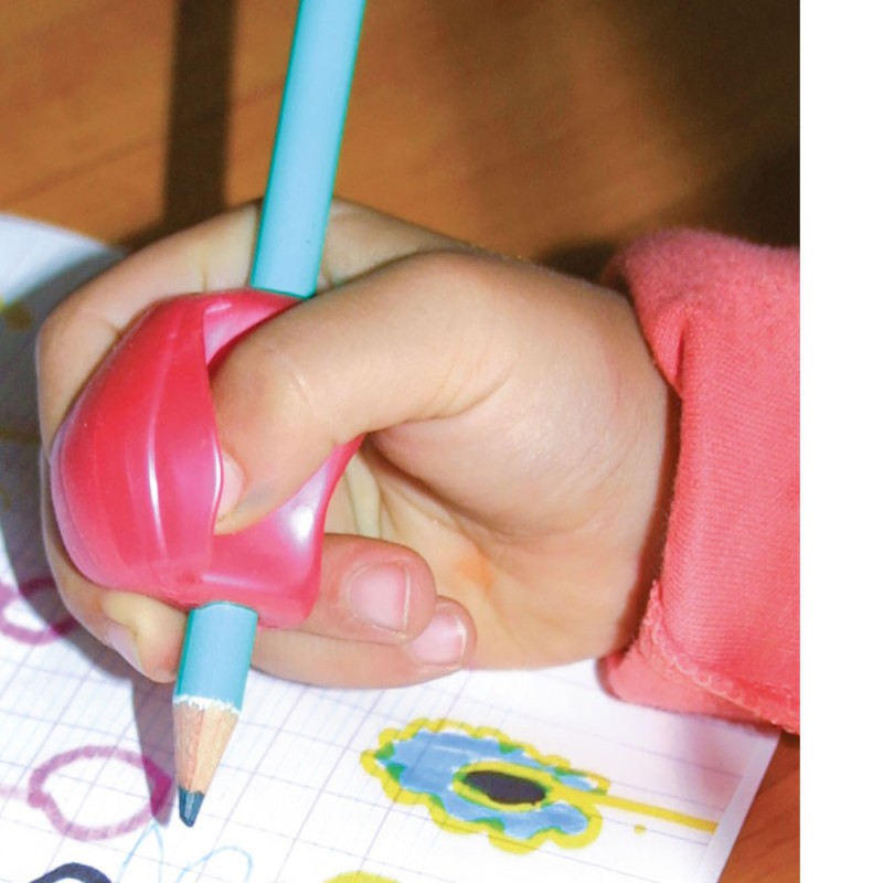 Un niño escribiendo con un manguito guía gigante para los dedos