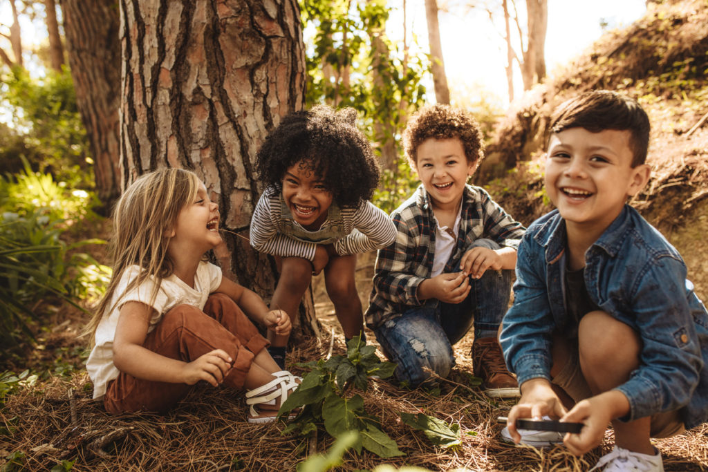 Niños explorando el entorno