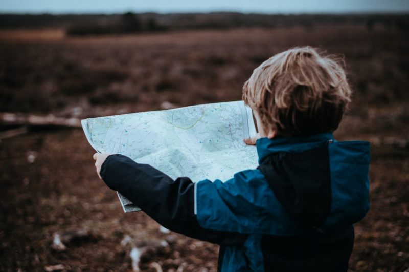 Un niño mirando un mapa 
