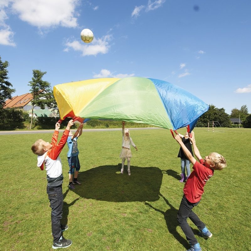 El juego del paracaídas al aire libre