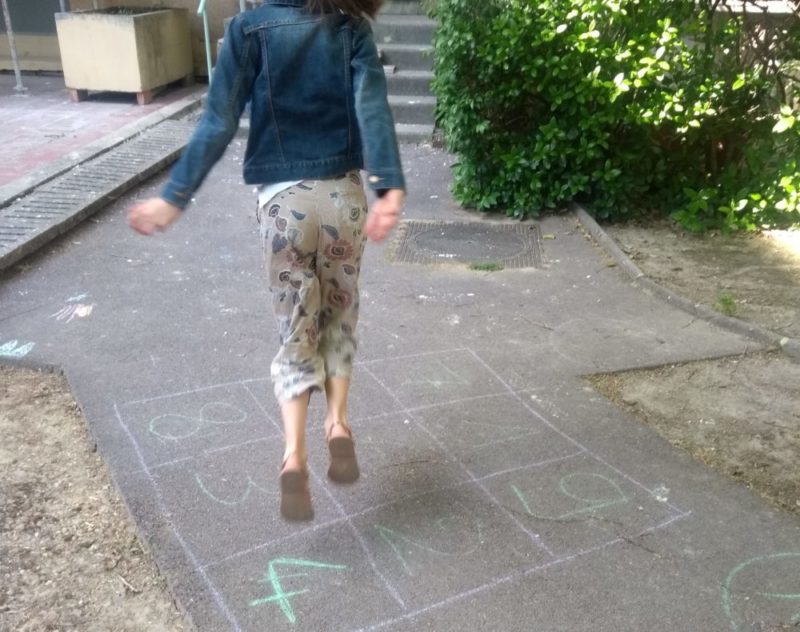 Un niño jugando al aire libre