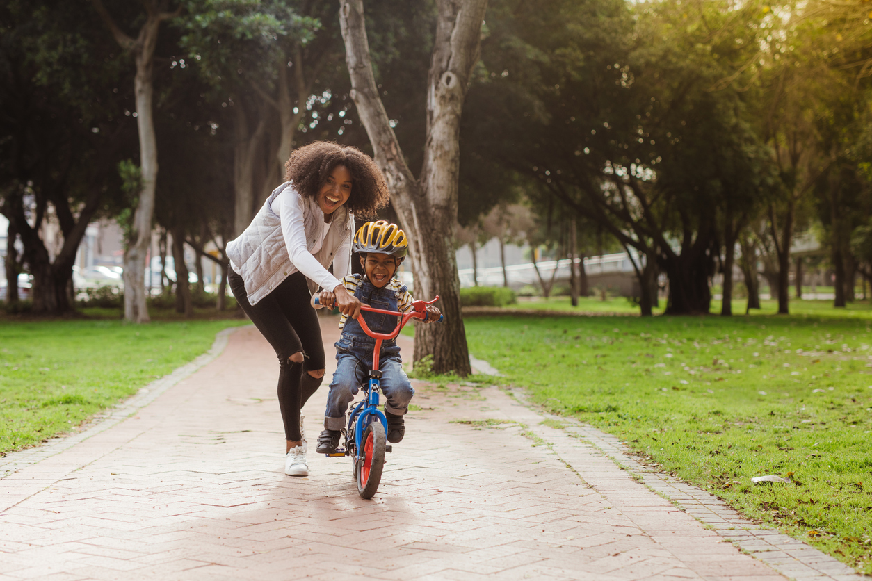 4 PASOS PARA ENSEÑAR A TU HIJO A ANDAR EN BICI