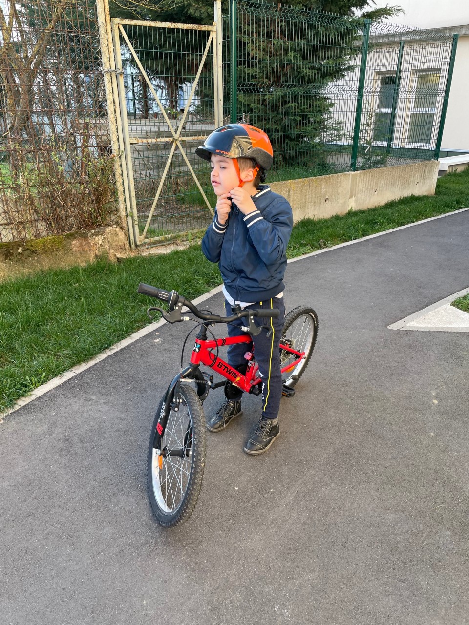 Un niño aprendiendo a montar en bicicleta durante una sesión de terapia ocupacional