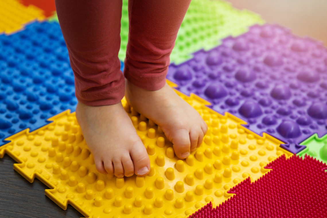 Niño sobre una alfombra sensorial Senso