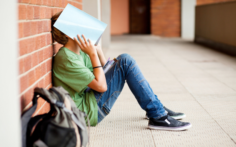 Un estudiante de instituto estresado