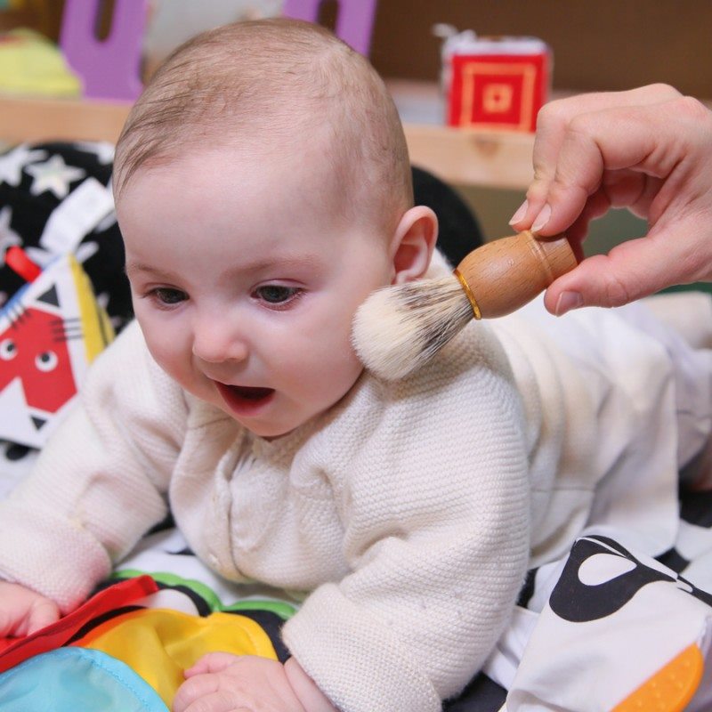 Mesa sensorial Montessori, una actividad para hacer con los niños y  estimular sus sentidos