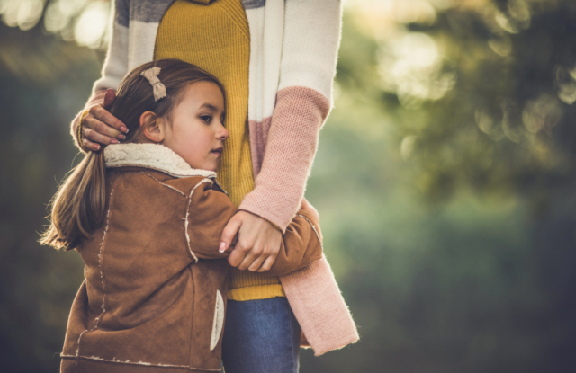 Una niña abraza a su madre