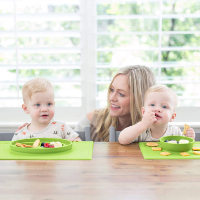 niños comiendo solos