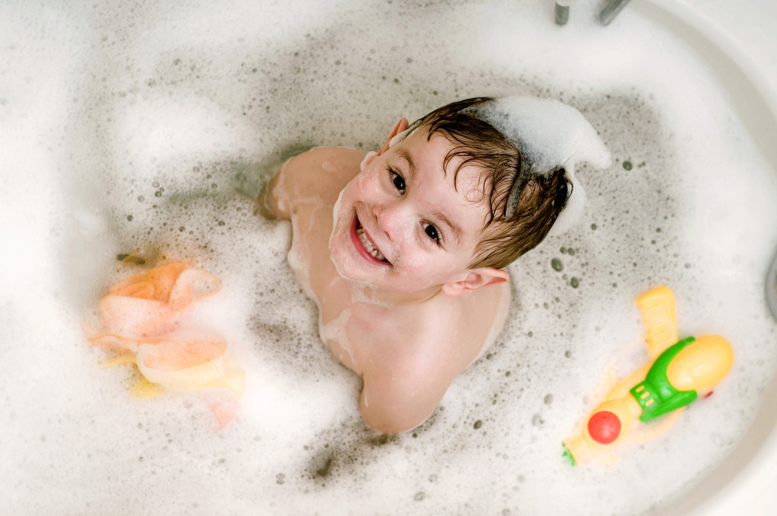 Un niño en la bañera