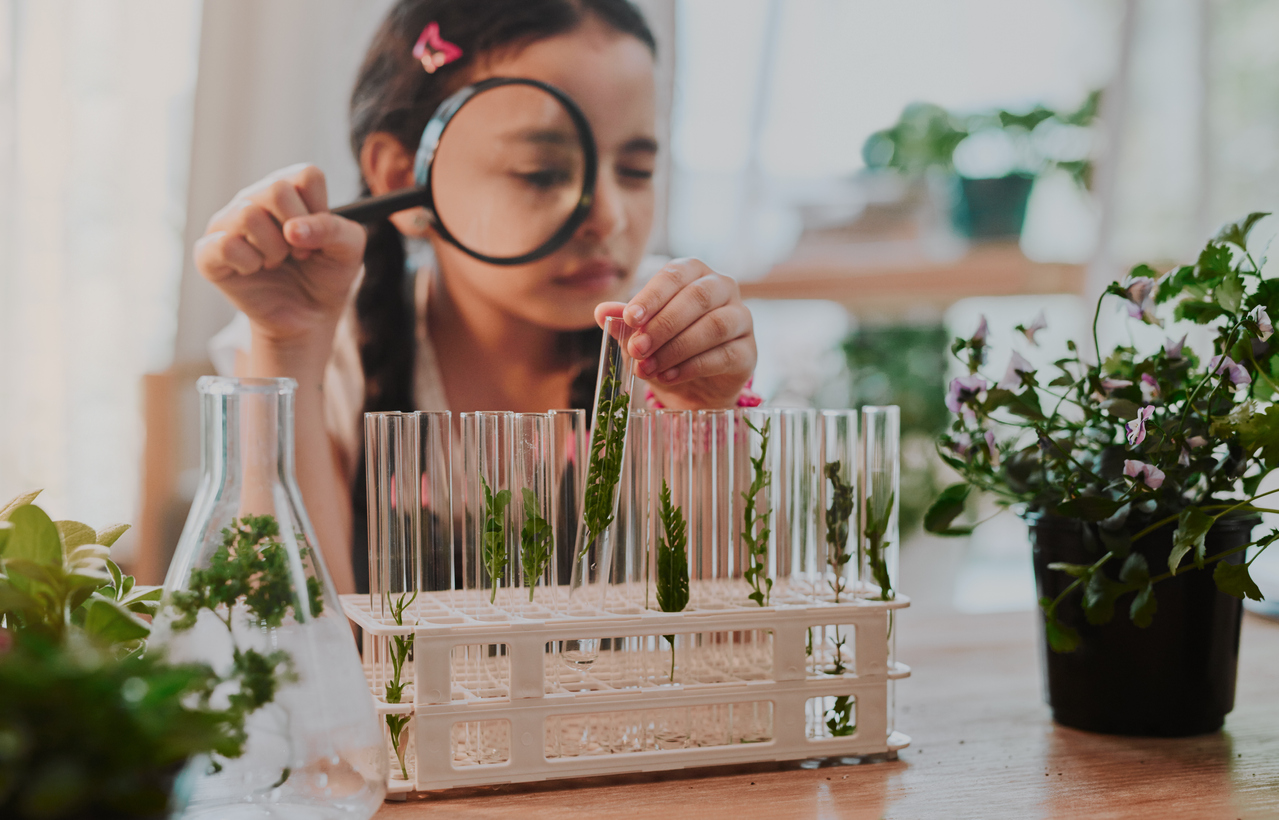 Niña haciendo un experimento científico con hipótesis para desarrollar su capacidad de pensamiento crítico