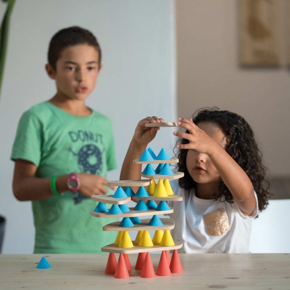 Niños jugando con los Piks de 64 piezas