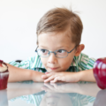 un nino duda entre manzana o pastel