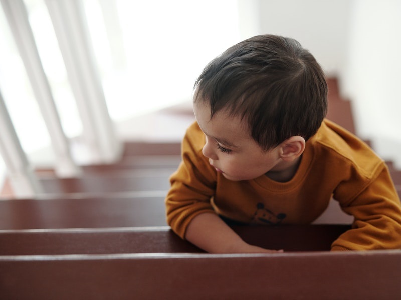 un bebé gateando en las escaleras