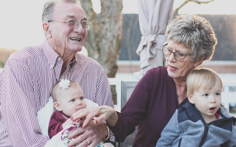 abuelos con sus nietos